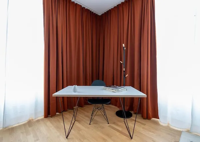 Artful 1br Suite, Nearby By Hm Апартаменти *